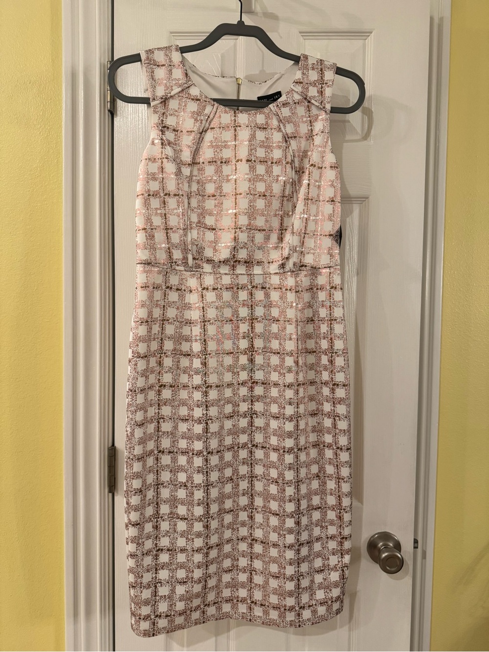 NWT Kate and Lily Sleeveless White and Rose Gold Sheath Dress